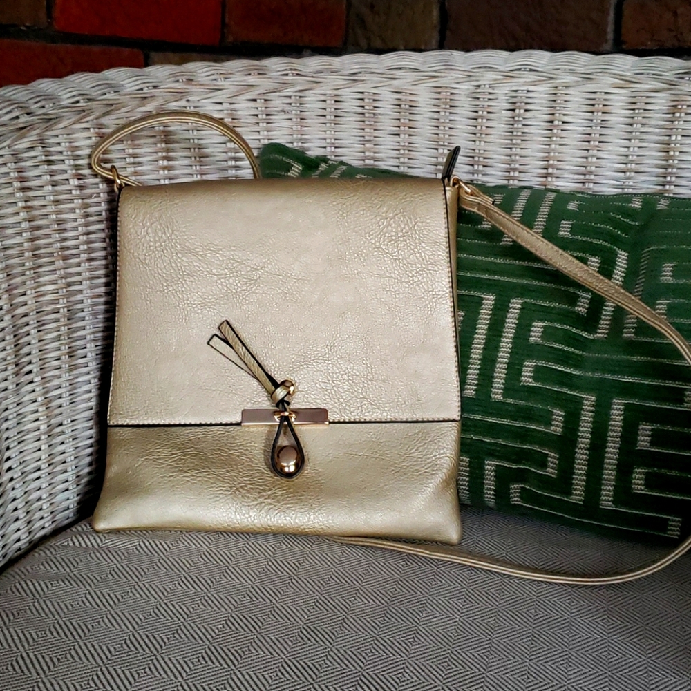 Cute gold medium sized 👛